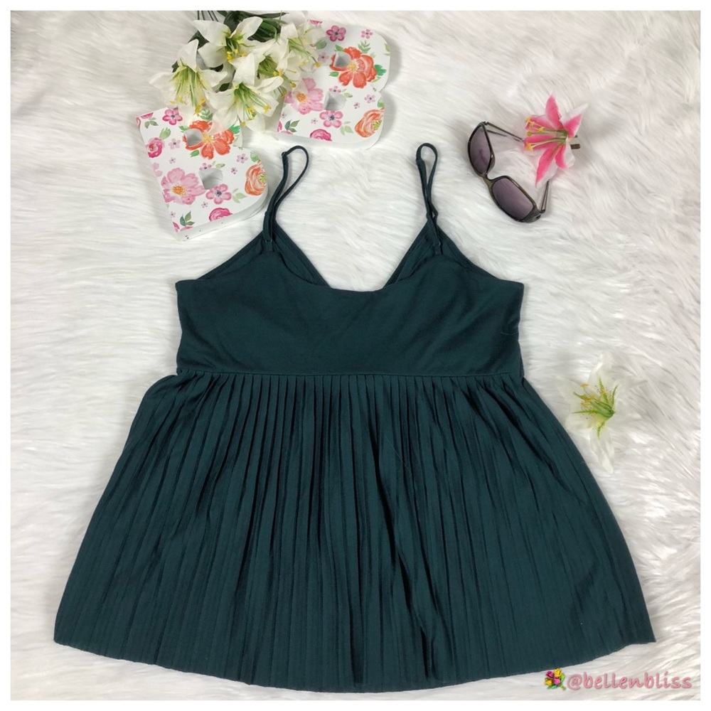 Sleeveless Pleated Tank, Size Large - Picture 2 of 5